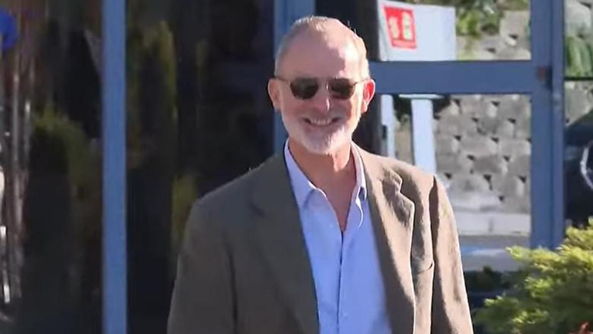  Tengo que llevar las gafas, pero todo bien : Felipe VI sale del hospital tras su operación de cataratas