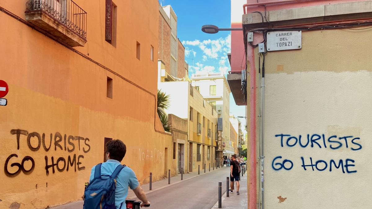 Un estudio revela que el turismo masivo cambia las rutinas y horarios de los vecinos en Barcelona: 'Intento ir al súper a las 16:00, cuando hay menos turistas'