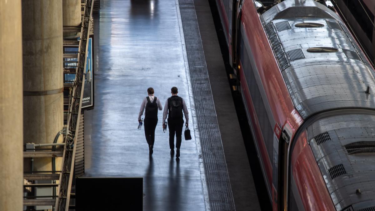El miedo a viajar en tren tras los accidentes de Urda y Adamuz: 'No hay otra manera de vencerlo que seguir subiendo al tren'
