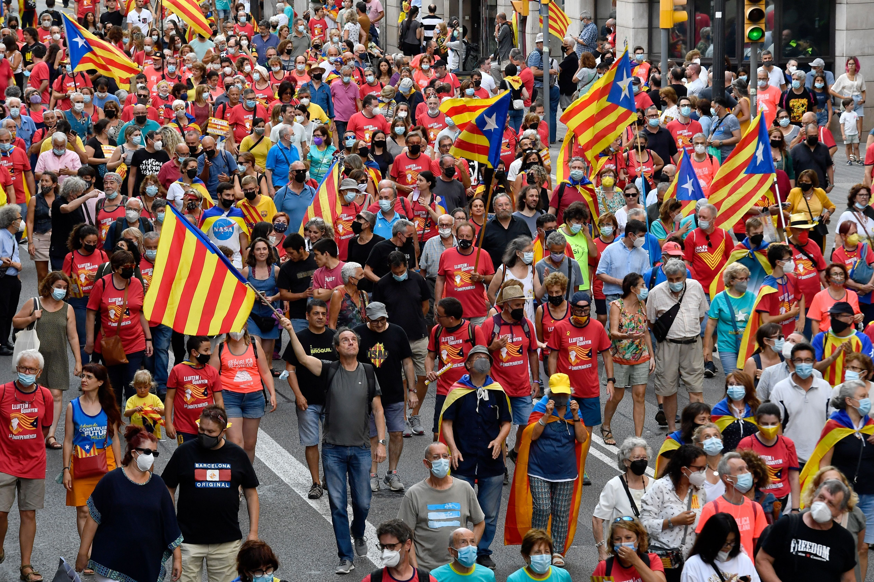Miles de personas se manifiestan en Barcelona por la Diada en un ...