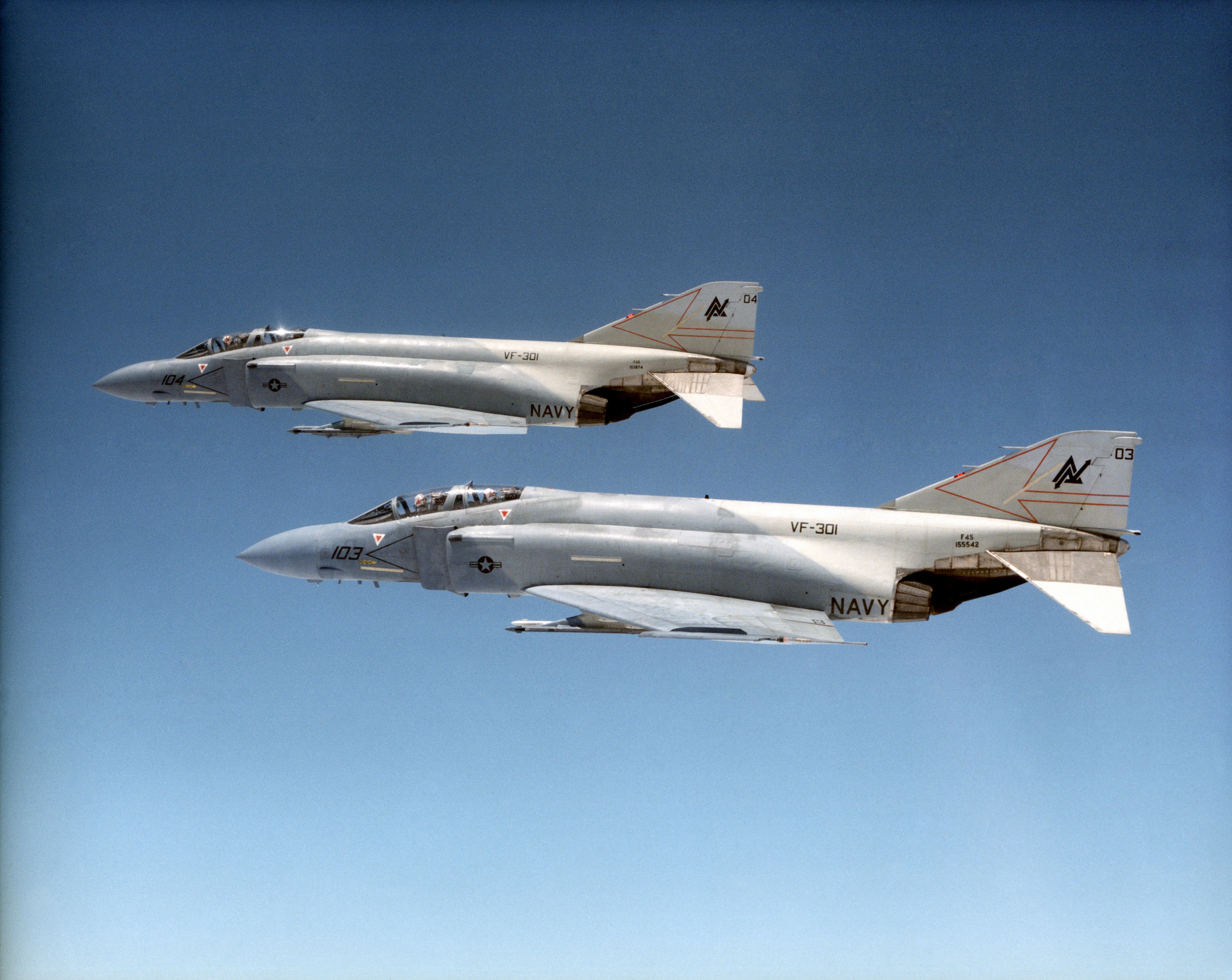La increíble historia de dos cazas F-4 Phantom remolcándose en el aire ...