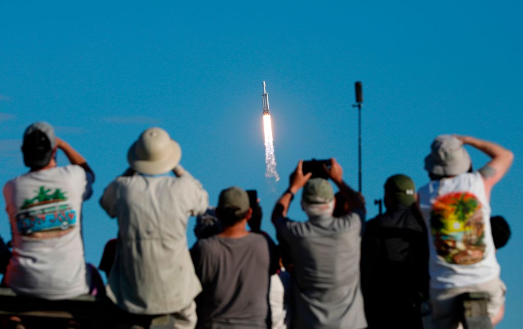SpaceX lanza su súper cohete con un satélite del tamaño de un autobús