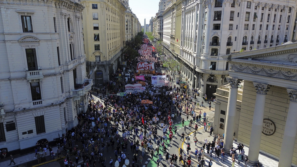 Miles de argentinos salen a la calle contra los recortes de Milei