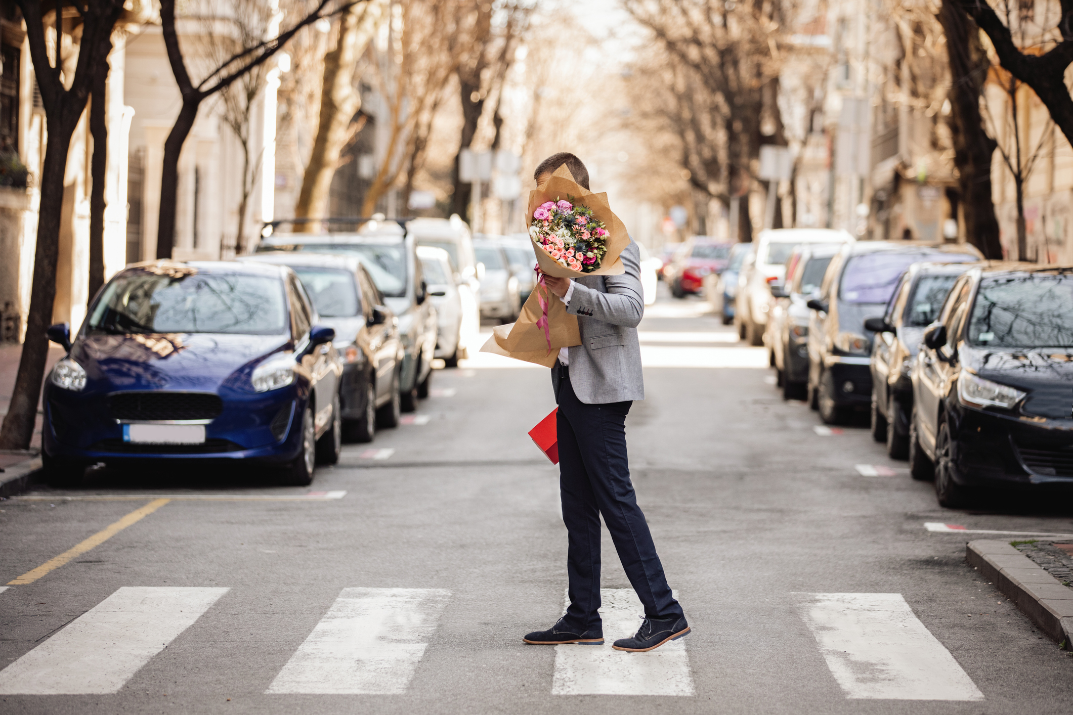 Le compra un ramo de flores a su novia y con su reflexión rompe el ...