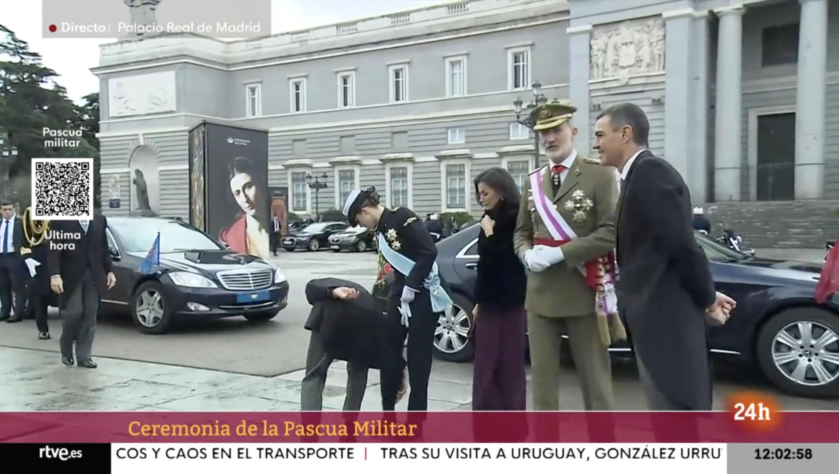 Leonor y los reyes se bajan del coche para saludar a Sánchez y hay un ...