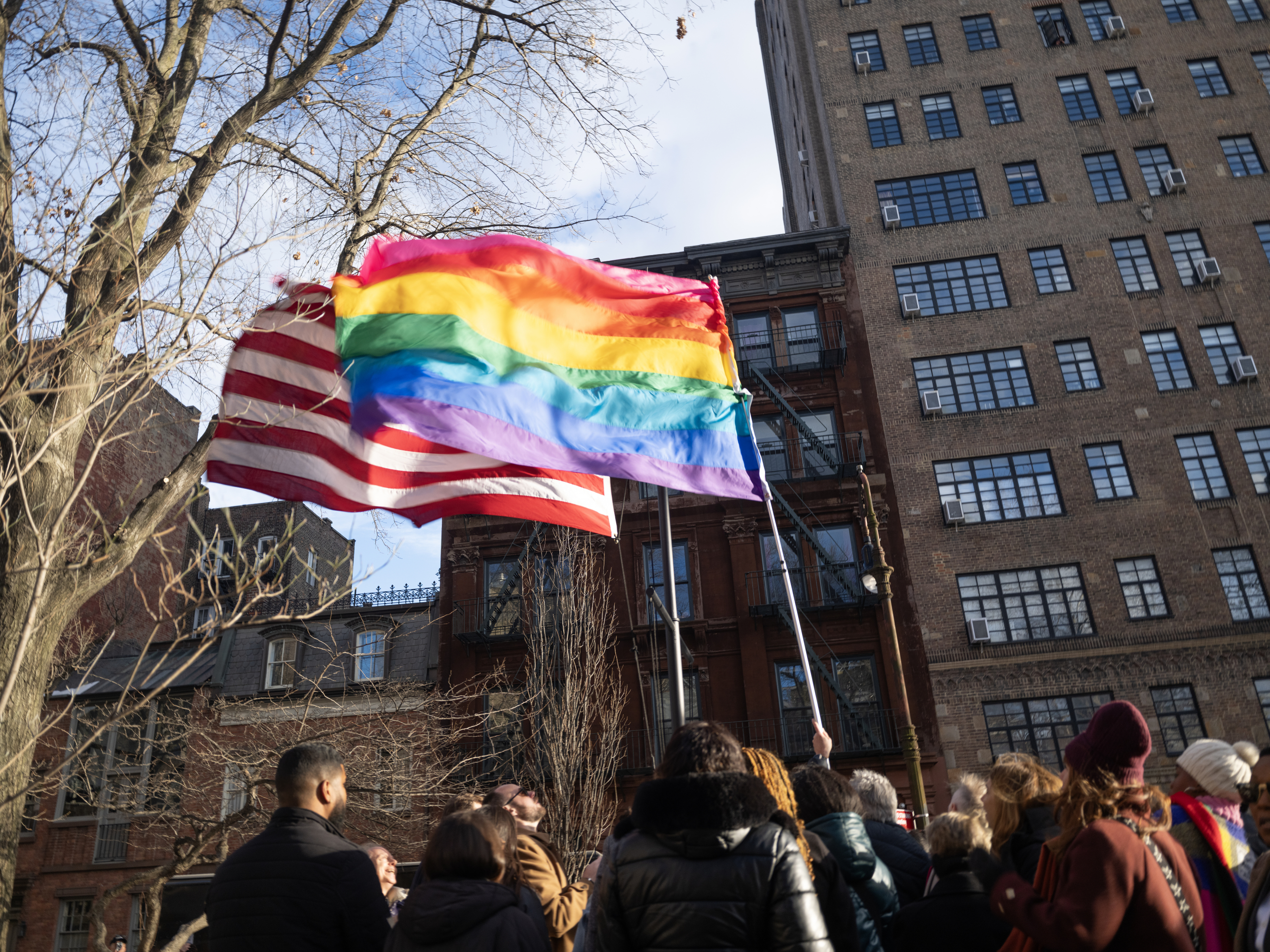 La bandera LGTBIQ+ vuelve a ondear en Stonewall y desafía a la ...