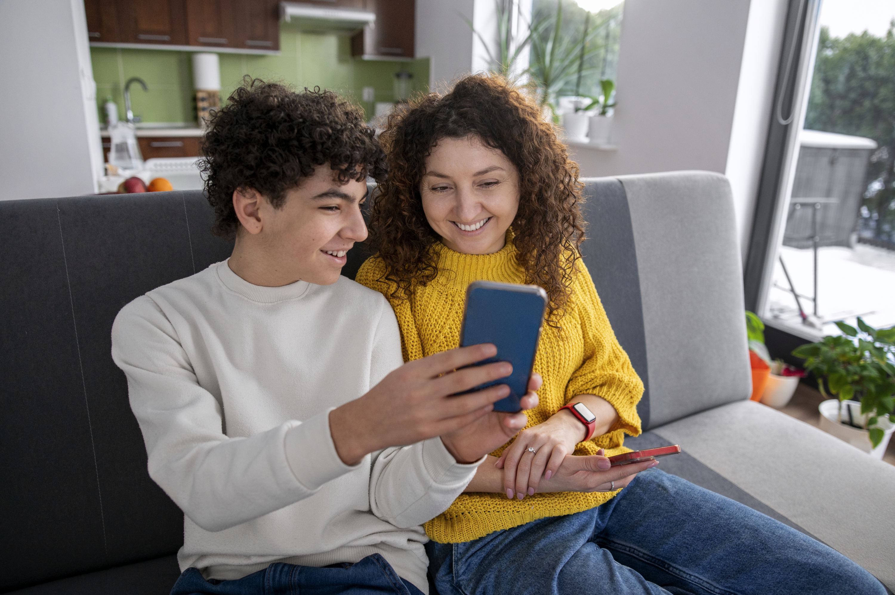 Una madre y un hijo con un teléfono móvil