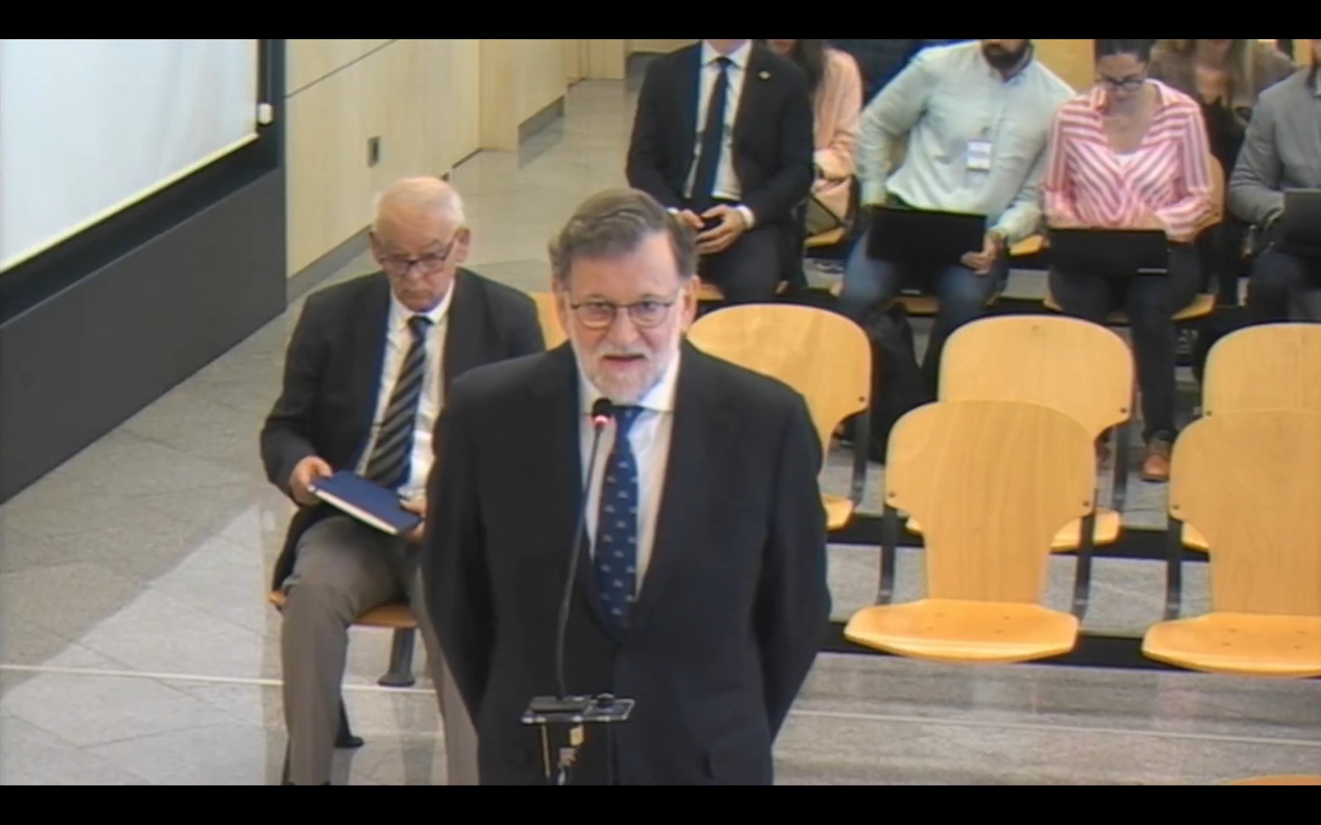 Rajoy vuelve a tener uno de sus lapsus nada más comenzar su declaración ...