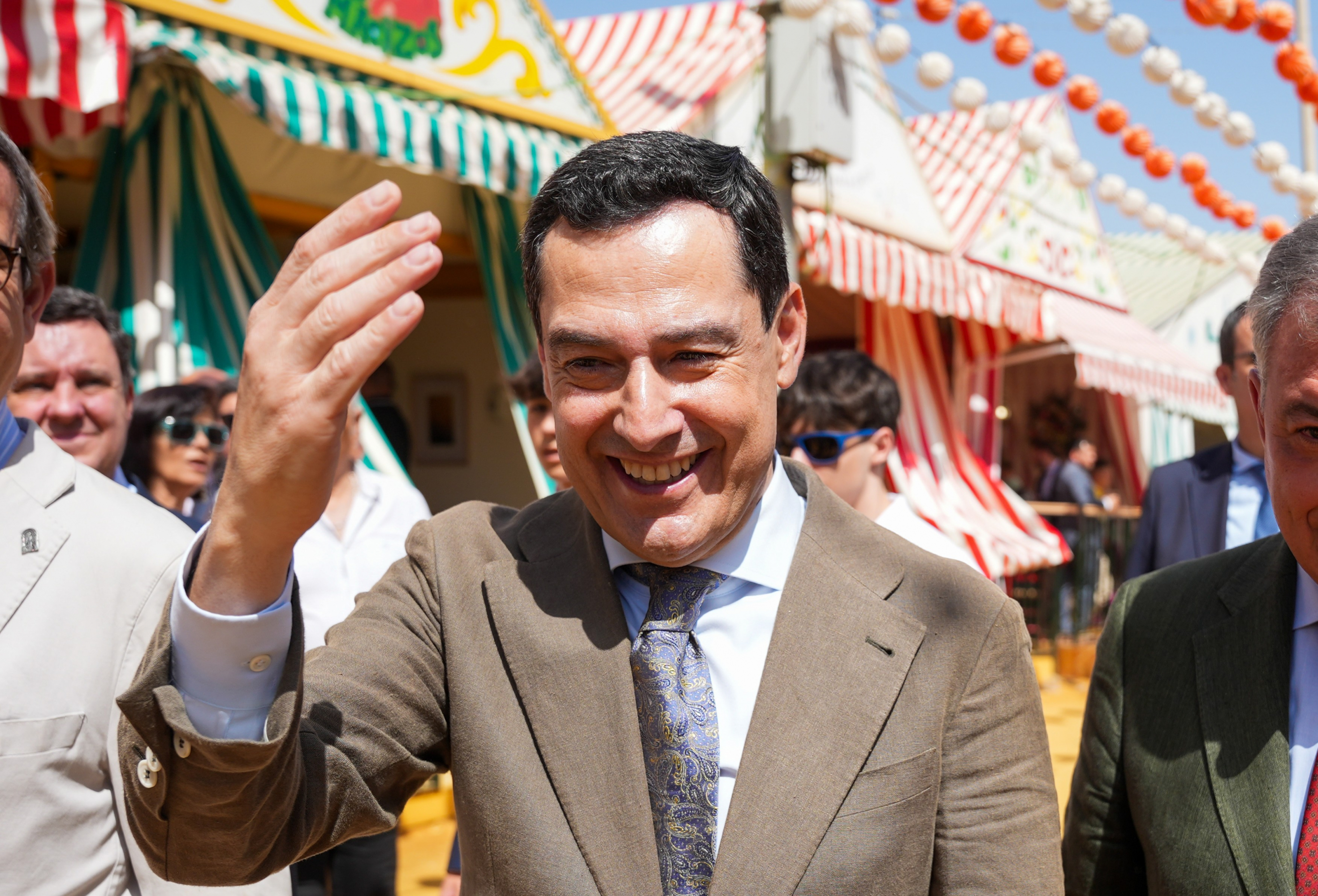 Juanma Moreno va a la Feria de Abril de Sevilla y la reacción de una ...