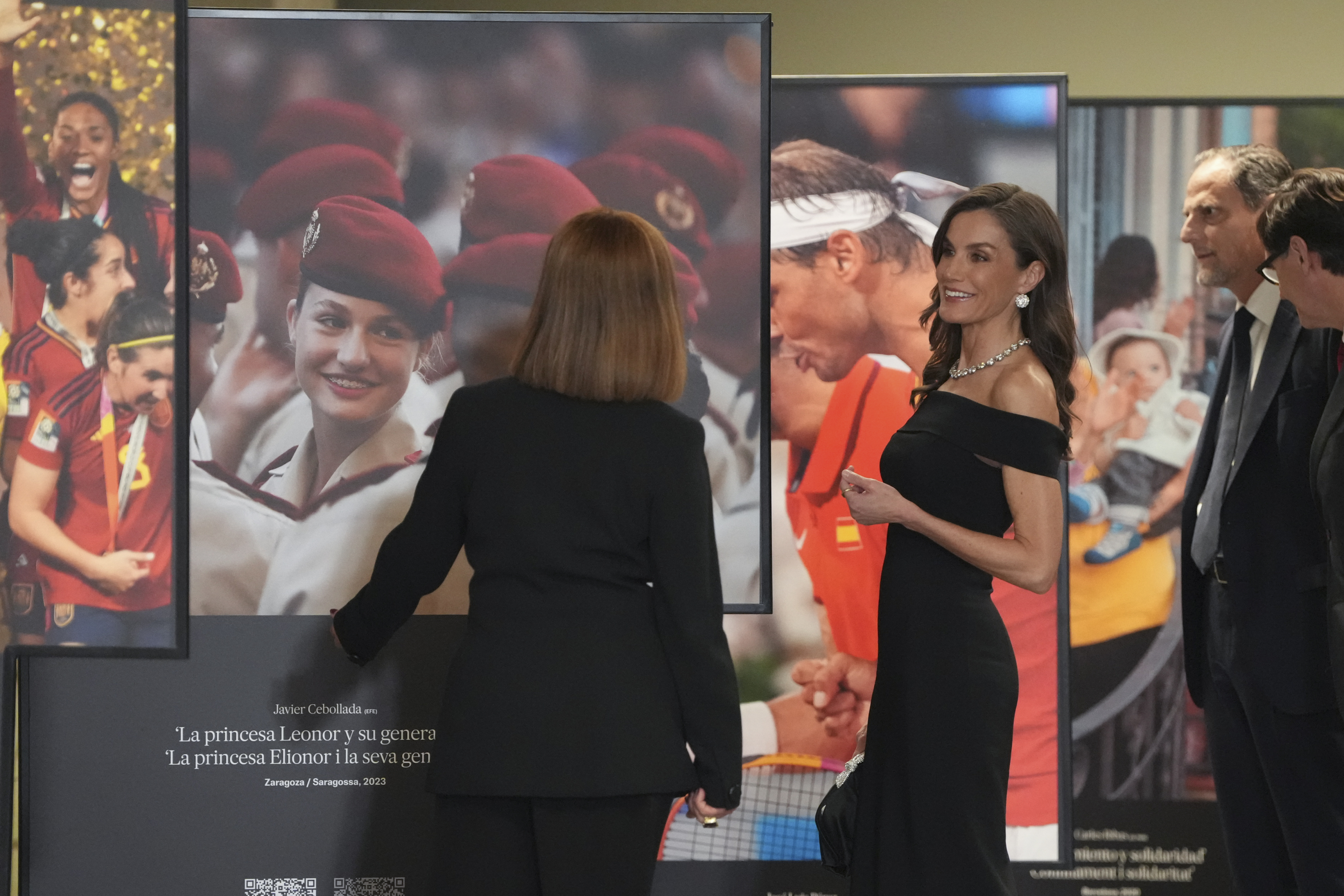 La reina Letizia ante una foto de la princesa Leonor cuando estaba en la Academia de Zaragoza en el 50º aniversario de El País