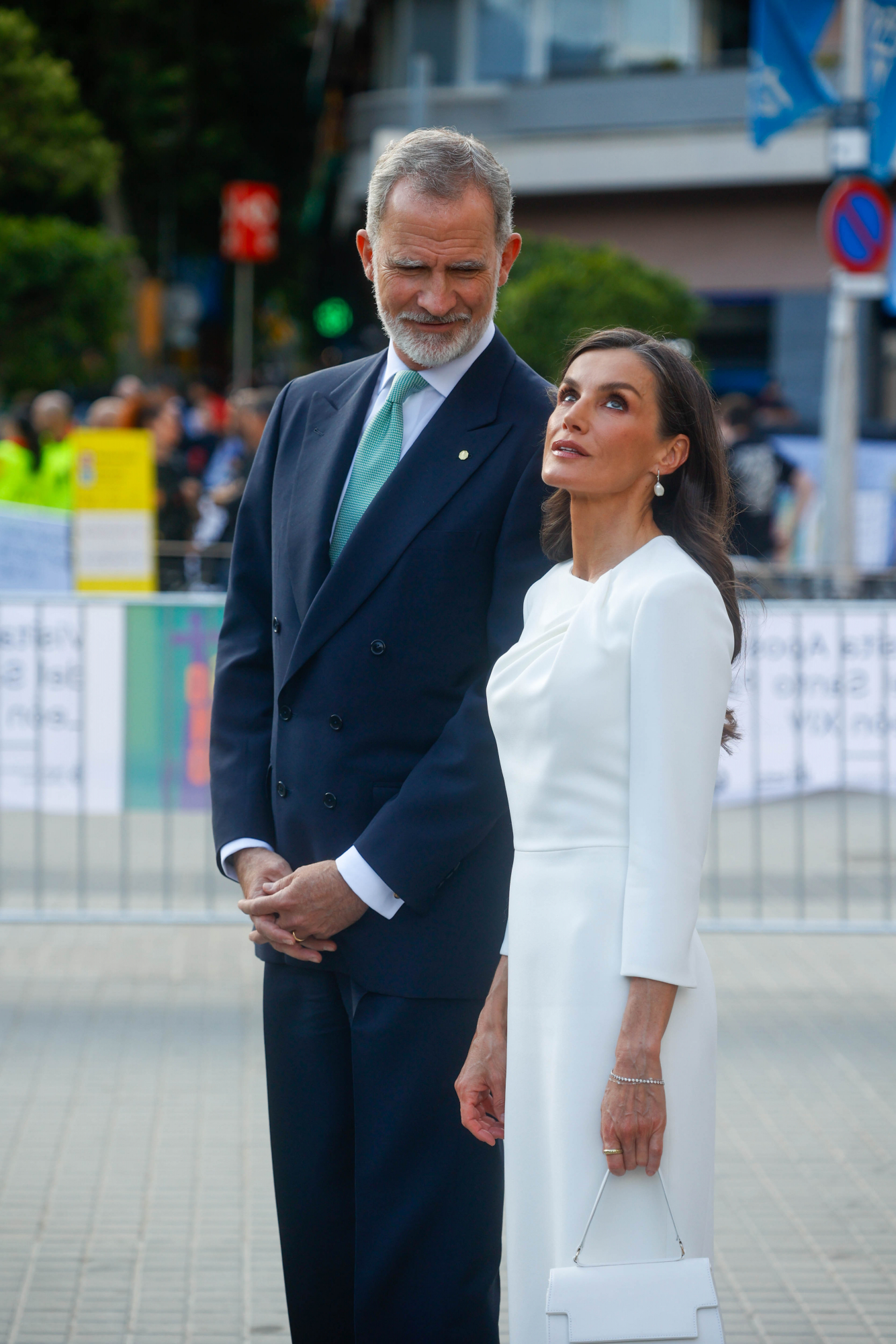 Felipe VI mirando a la reina Letizia y ella alzando la mirada para contemplar la Sagrada Familia mientras esperaban al papa León XIV