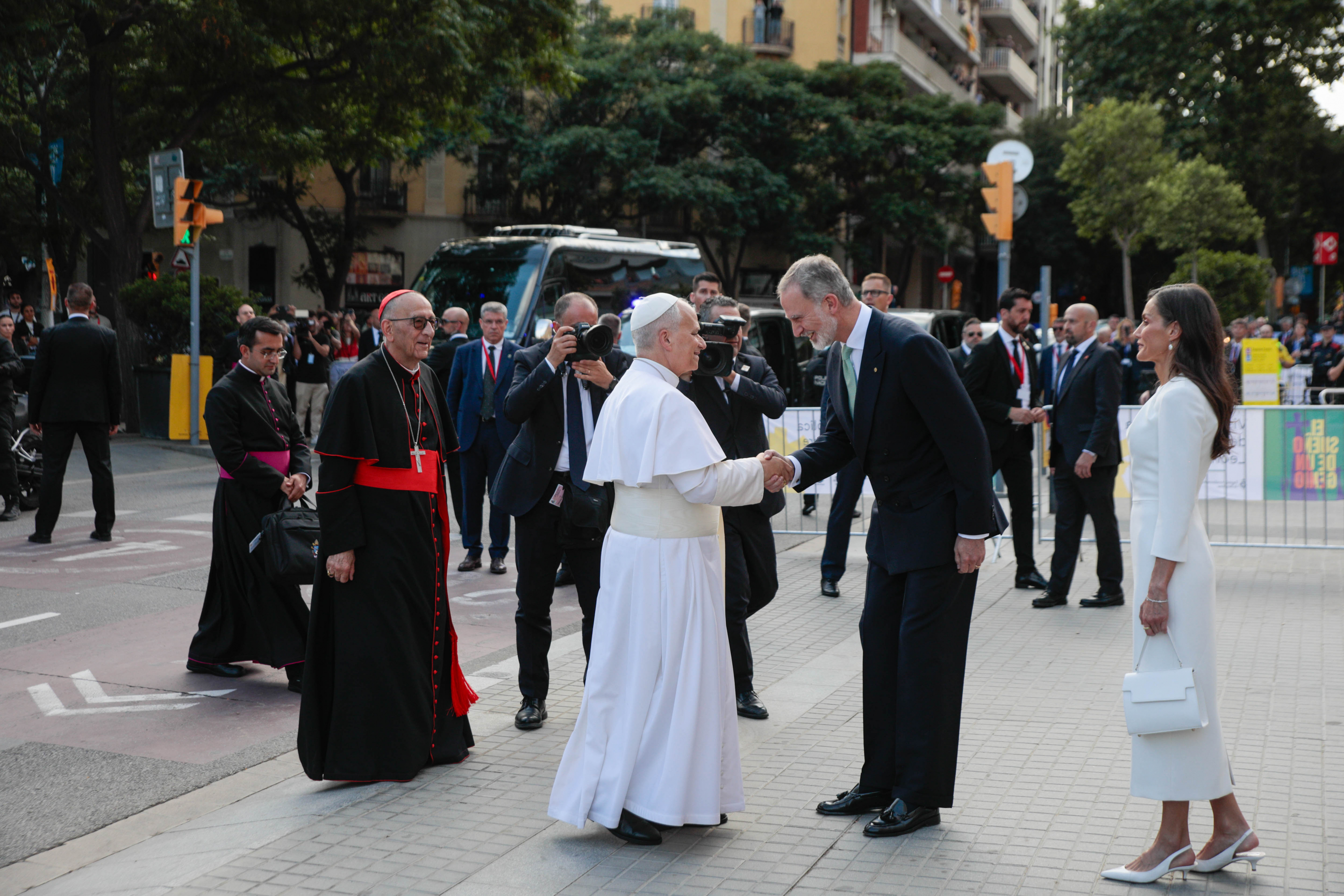 Felipe VI saluda a León XIV junto a la reina Letizia, que hace uso del privilegio de blanco en la Sagrada Familia de Barcelona