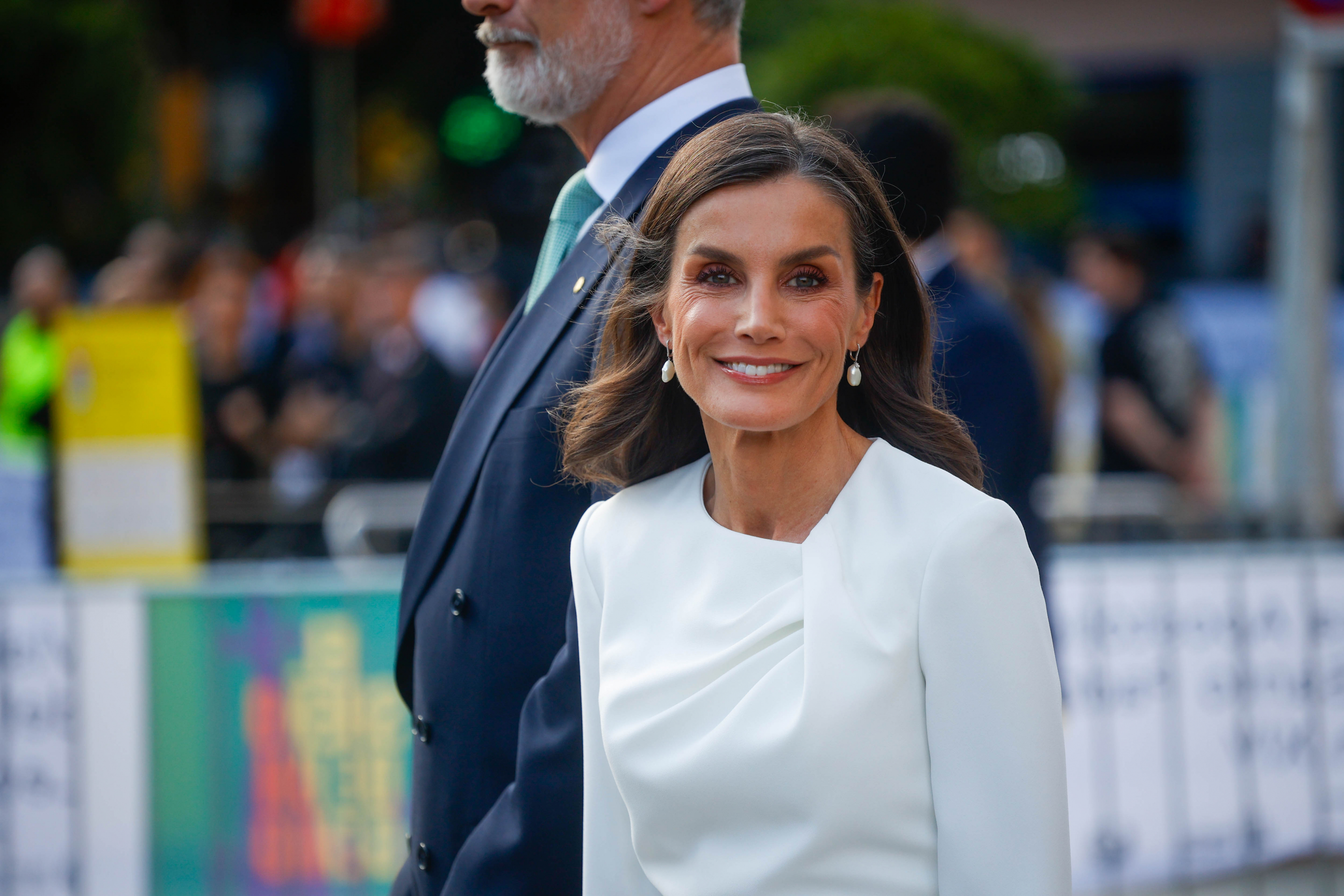La reina Letizia, vestida de blanco y muy sonriente a la espera del papa León XIV en la Sagrada Familia de Barcelona