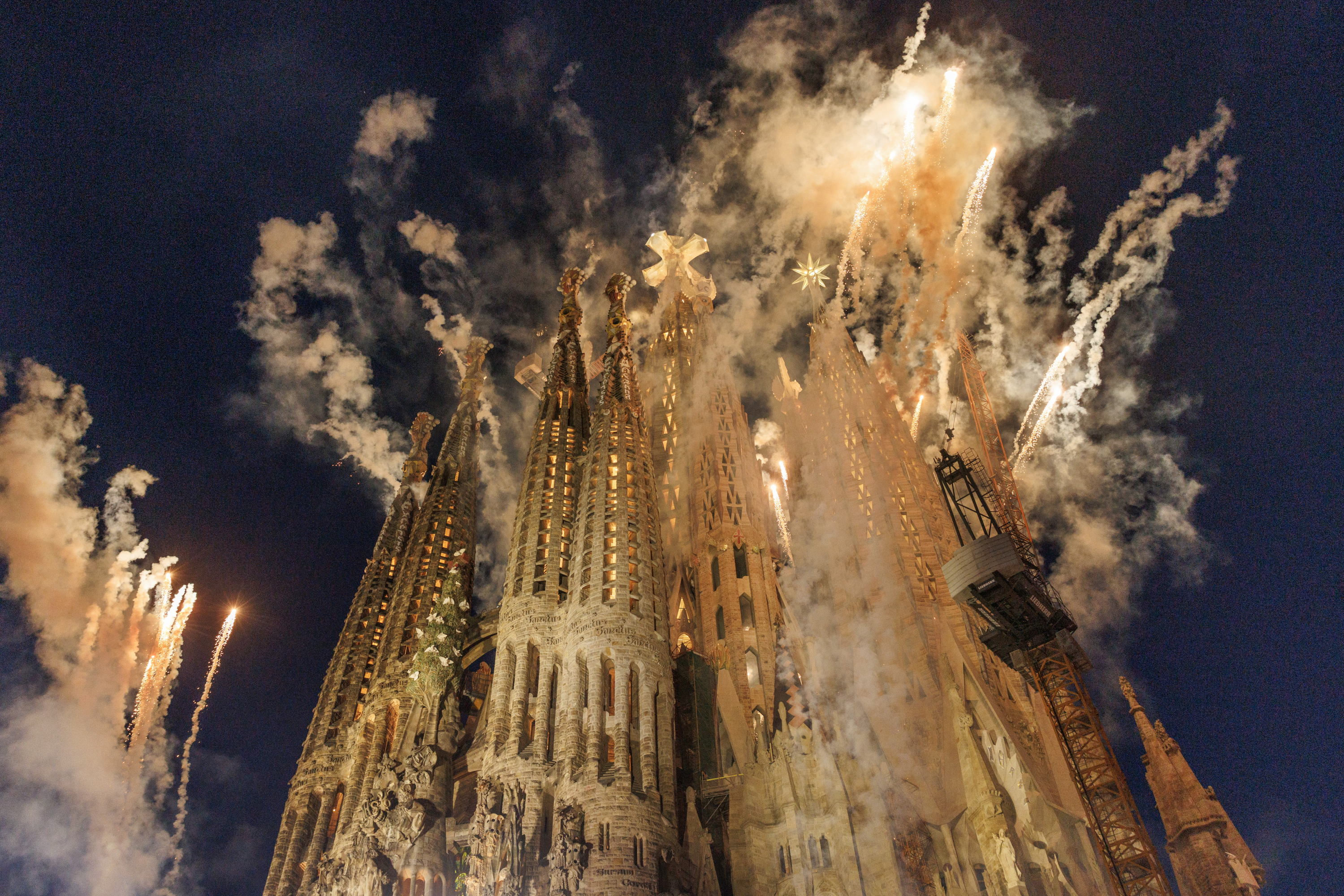 Los fuegos artificiales que cerraron la impresionante inauguración de la Torre de Jesús en la Sagrada Familia a cargo del papa León XIV