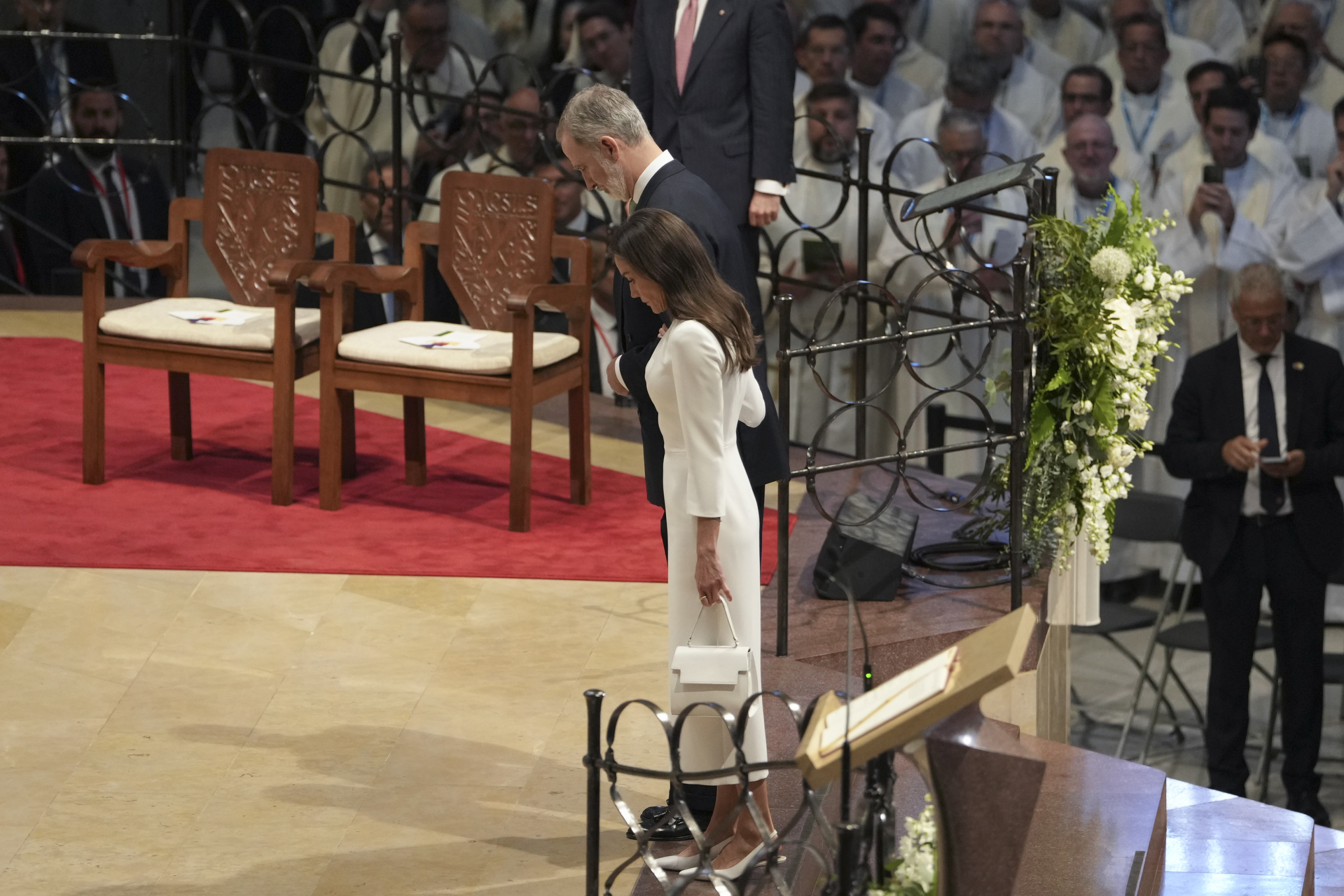 Los reyes Felipe y Letizia se inclinan al acercarse al altar en la Sagrada Familia en la misa oficiada por el papa León XIV
