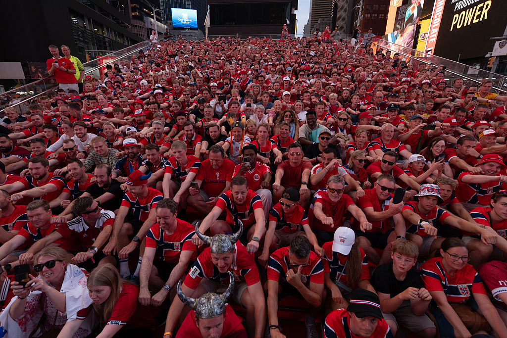 Una masa de aficionados noruegos hace la 'Fila vikinga' en pleno Times Square el pasado domingo 21