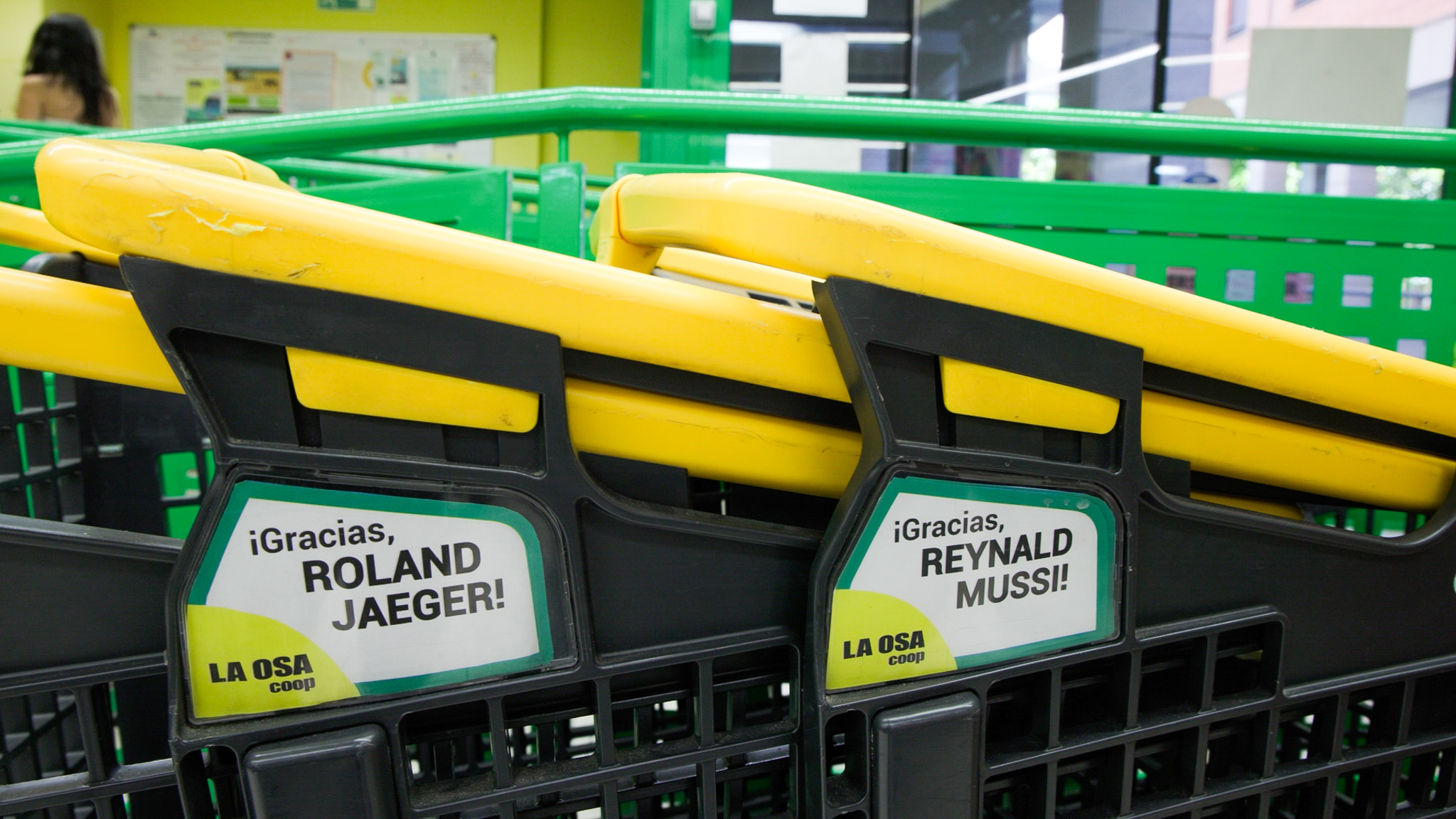 Plano detalle de los carritos que se usan para comprar en La Osa Coop